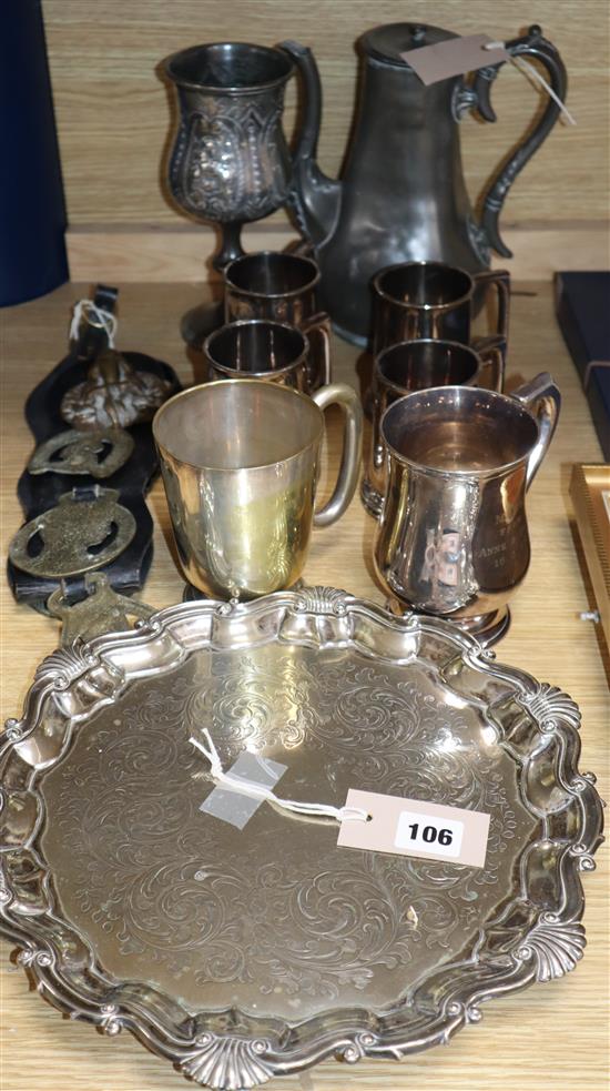 A collection of miscellaneous metalware, including plated and pewter items, horse brasses, etc. (Q)